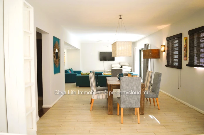 Appartement moderne et bien conçu entièrement meublé à vendre dans une résidence sécurisée.
