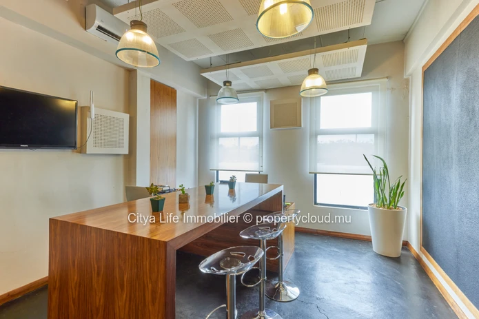 Bureau à vendre à Calebasses, 548m², meublé et climatisé, proche écoles, arrêt de bus et hôpital, coup de cœur, Rs.