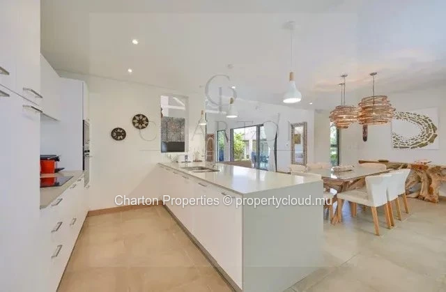 Villa de plain-pied de 4 chambres en suite avec studio indépendant et piscine privée