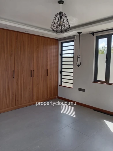 Villa contemporaine neuve à Pereybere – 6 chambres – Piscine centrale – Prestations premium