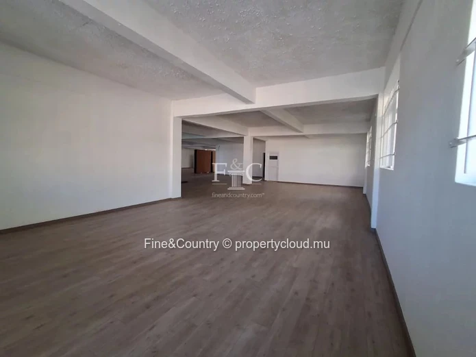 À Louer – Espace Commercial de 1,050 m² au cœur de Port Louis