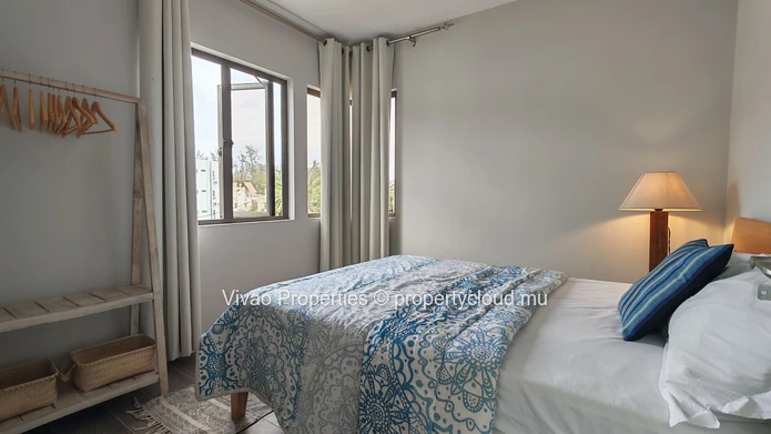 Appartement meublé à louer à Flic en Flac, 73m², 3 chambres, piscine commune, proche des écoles et commerces. Rs 50 000.