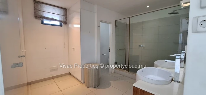 Villa IRS à vendre à Rivière Noire, 5 chambres, piscine privée, vue mer et montagne, proche commodités, amarrage pour...