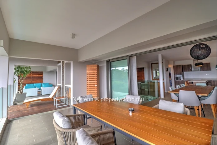 4-bed penthouse with sea view in a sought-after region. 