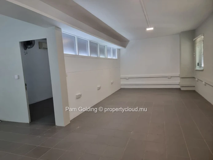 Fully fitted office for rent in Tamarin