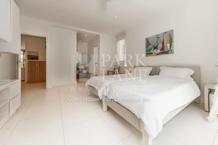 Appartement pieds dans l'eau à louer à Rivière Noire, Tamarin, 4 chambres, piscine privée, meublé.