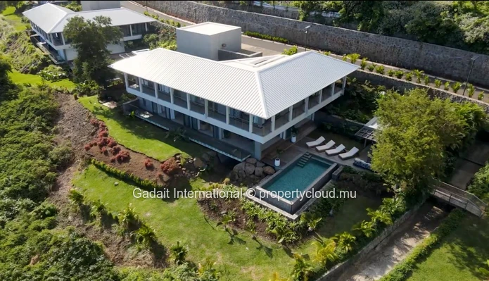 Villa contemporaine avec vue panoramique sur le lagon à Rivière Noire