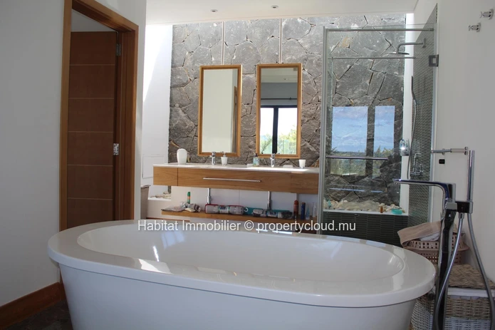 A louer - Magnifique penthouse pieds dans l'eau meublé et équipé de 150 m² situé à Belle Mare 