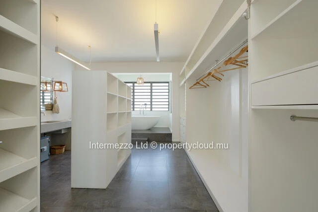 Beachfront Penthouse in Pereybère – 384 m², Plunge Pool