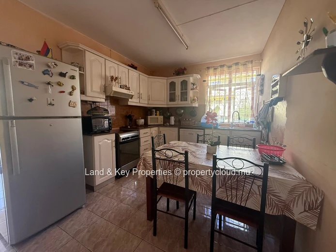 Maison de 6 Chambres à Vendre (Idéale pour 2 Familles) – Buckingham, Rose Hill