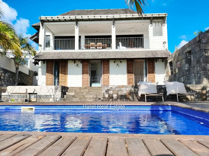 Villa pieds dans l'Eau à Pointe aux Canonniers !