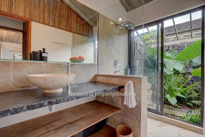Bright 3-bed Balinese villa at Pointe d'Esny