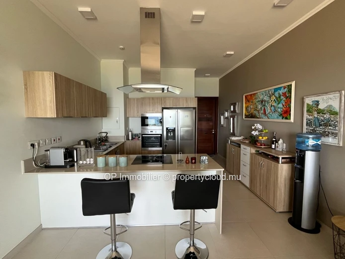 Appartement R+2 à vendre à Flic en Flac, 102m², 3 chambres, piscine commune, vue mer, meublé, parking. Prix 550 000 €.