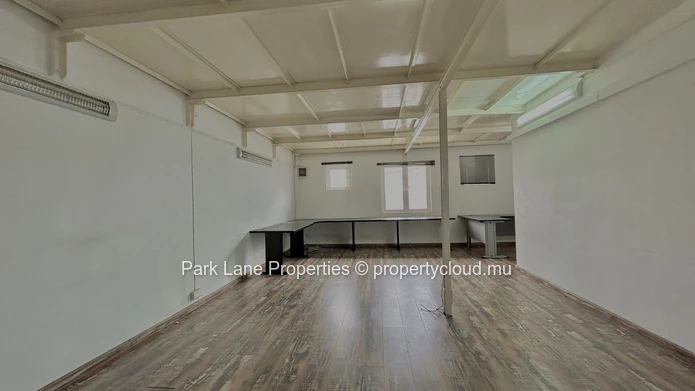Bâtiment industriel de premier choix à vendre : bureaux, espace d'entrepôt, emplacement idéal