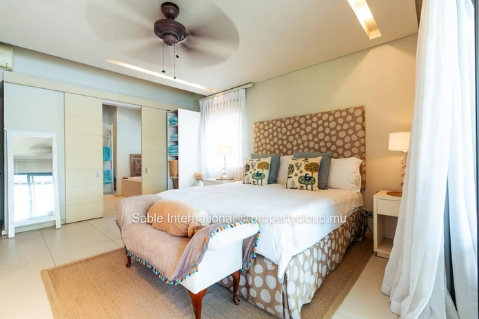 Luxurious Beachfront RES Apartment in Rivière Noire with stunning views and modern amenities. 4 bedrooms, sea access,...