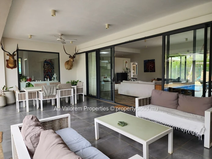 À vendre, magnifique propriété avec 2 maisons et piscine dans L'Ouest.