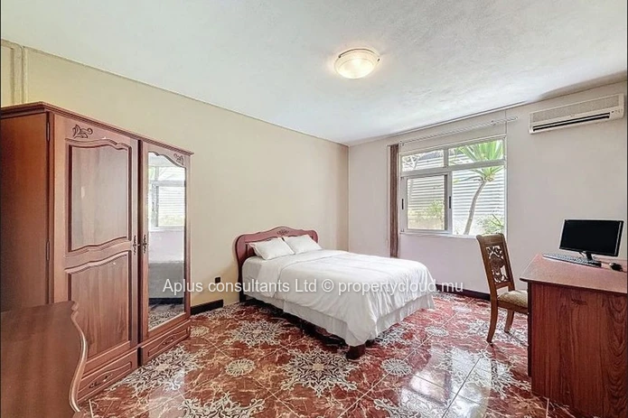 Maison meublée de 4 chambres à Rose Hill — Carrelages rétro, balcon et parking