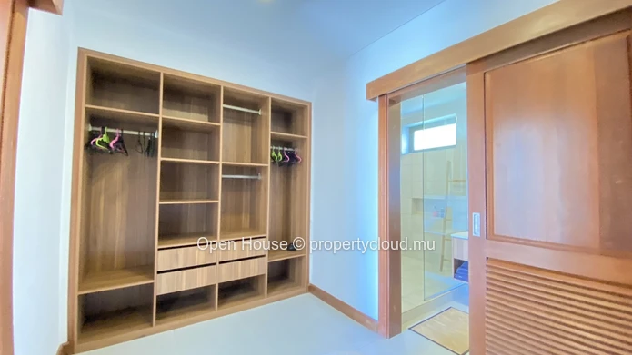 A VENDRE Appartement meublé - 3 chambres en suite - Piscine commune -  salle de gym - parking  en sous-sol privé . Id...