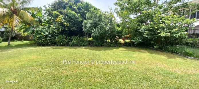 Maison à vendre à Quatre-Bornes - Un bien de plain-pied au cœur d’un vaste jardin arboré