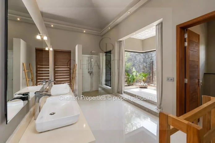 Villa élégante de 4 chambres en suite avec bureau – Une propriété familiale au cœur d’un cadre tropical privilégié