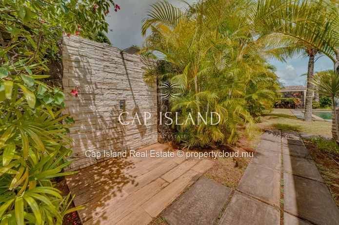 Tropical luxury in a 5-bedroom villa