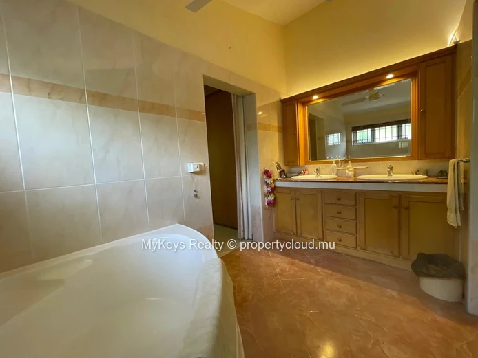 Tropical Garden – Private Swimming Pool – Mountain View