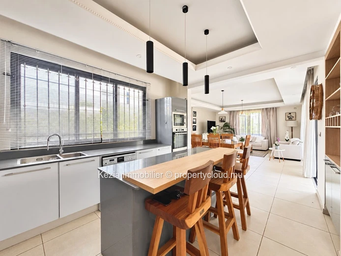 A Warm Villa Opening Onto A Beautiful Garden