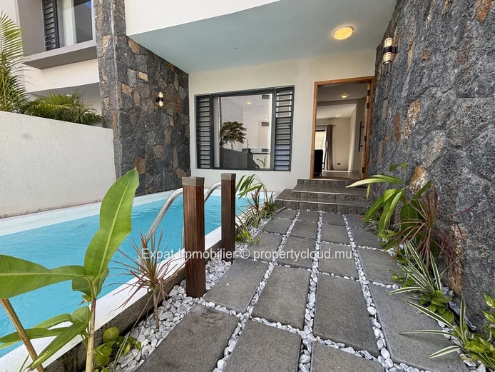 New villa with swimming pool and enclosed garage – Pereybère 