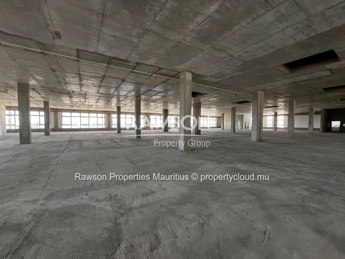 À VENDRE – Espace commercial de premier choix à Port-Louis avec vue sur le port