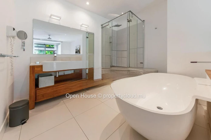 Appartement pieds dans l'eau à louer à Rivière Noire, Tamarin, 4 chambres, piscine privée, meublé.
