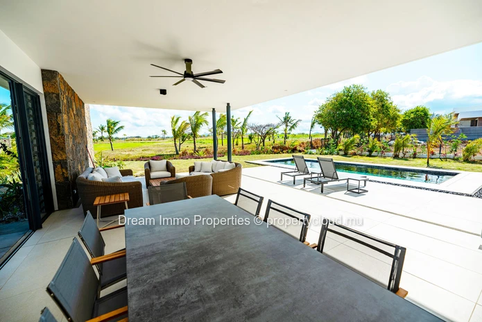 Modern 4-bedroom villa with golf view and private pool at Azuri Village – Mauritius