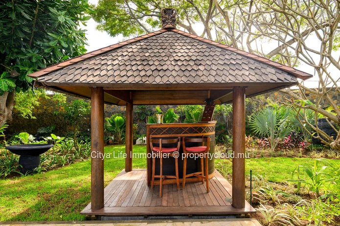 Maison meublée à louer à Calodyne, 406m² sur terrain de 2.500m², 4 chambres, piscine privée, garage, jardin, veranda....