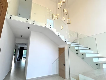 5 Bedroom Villa