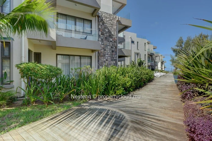 Penthouse contemporain de 3 chambres avec vue sur mer et rooftop privé.