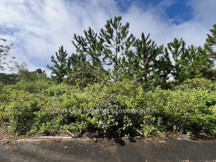Spacious 934 m² Plot in Pleine de l'Hermitage