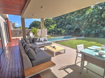 3-bedroom villa with private pool, jacuzzi, sea access, and close to golf