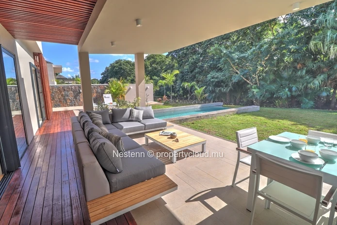 3-bedroom villa with private pool, jacuzzi, sea access, and close to golf
