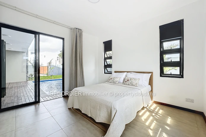 Belle maison sur deux niveaux avec une piscine