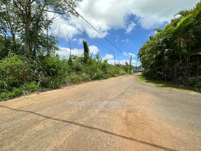 Terrain résidentiel de 940 m² dans une région recherchée.