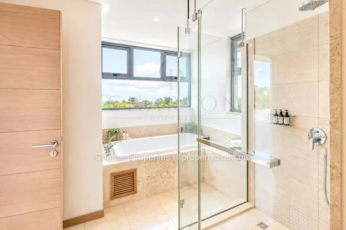 Exceptional 3-bedroom penthouse on the top floor, with golf view in the heart of Mont Choisy