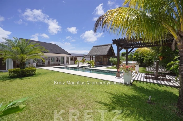 Contemporary villa with pool and jacuzzi in the heart of Grand Baie