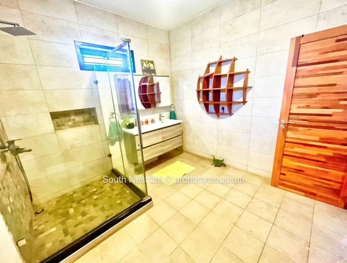 Magnifique villa contemporaine à Pereybere, avec quatre chambres avec salle de bains privative, des espaces de vie él...