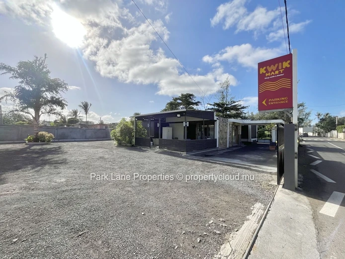 Bâtiment commercial de 287 m² 2 minutes de la plage à vendre à Riambel