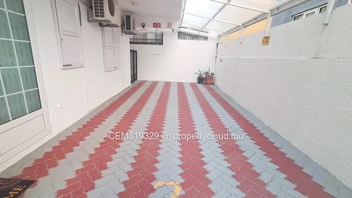 CLEAN & SPACIOUS 3-BEDROOM APARTMENT FOR RENT IN FLIC EN FLAC  ~ 3 Mins Walk to Flic en Flac Beach