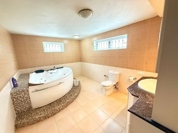 5 Bedroom Villa