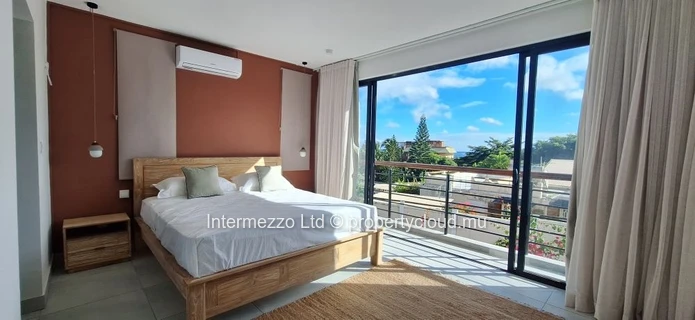 Appartement R+2 à vendre à Tamarin, 195m², 3 chambres, piscine commune, vue montagne, meublé, climatisé. 390 000 €.