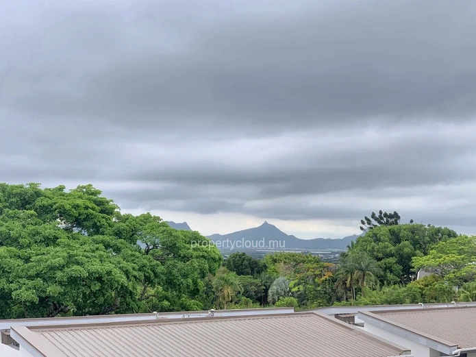 Floréal à vendre magnifique et récent appartement 3 chambres situé dans une luxueuse résidence sécurisée avec ascense...