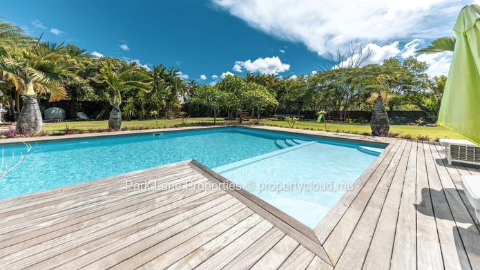 Magnifique propriété contemporaine entièrement rénovée à proximité de la plage de Blaclava