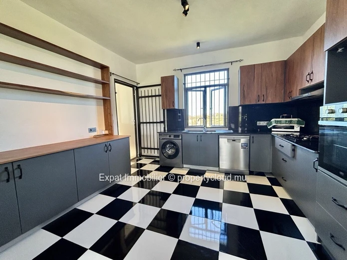 3-Bedroom Flat Overlooking The Garden And Swimming Pool – Near Azuri