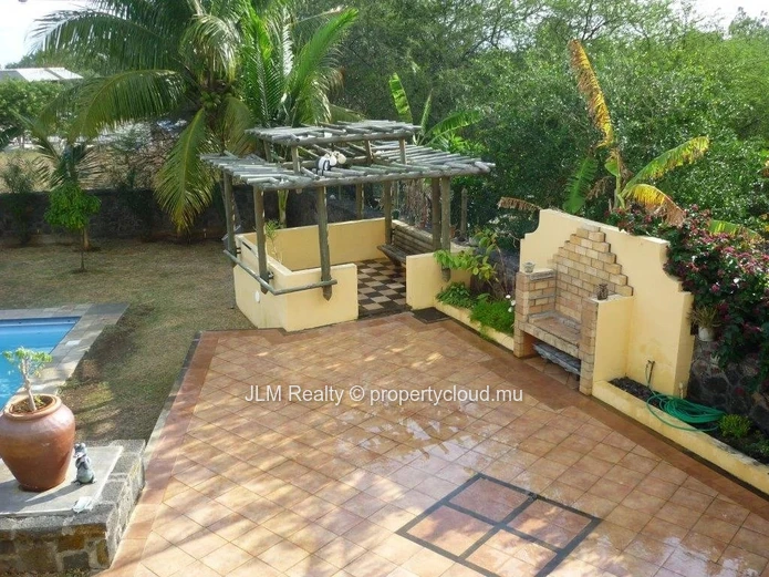 À Vendre – Élégante villa familiale dans un domaine sécurisé à Rivière Noire, Île Maurice